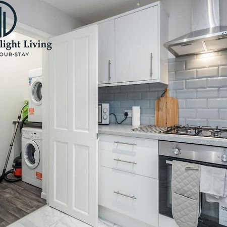 Dwellers Delight Living Ltd Serviced Accommodation Fabulous House 3 Bedroom, Hainault Prime Location ,Greater London With Parking & Wifi, 2 Bathroom, Garden Chigwell Eksteriør bilde