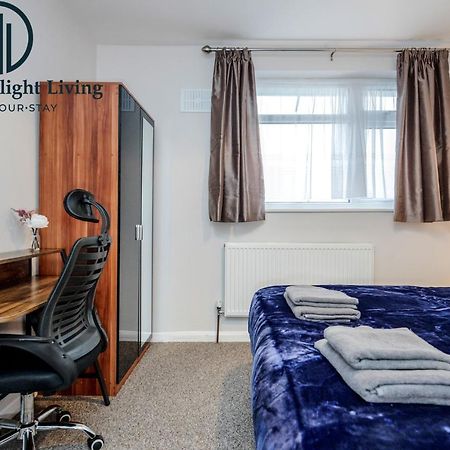 Dwellers Delight Living Ltd Serviced Accommodation Fabulous House 3 Bedroom, Hainault Prime Location ,Greater London With Parking & Wifi, 2 Bathroom, Garden Chigwell Eksteriør bilde