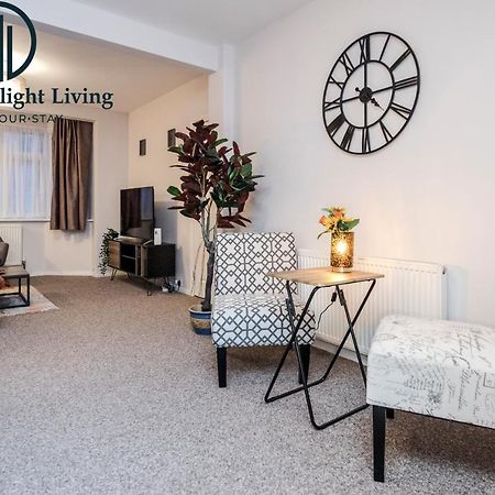 Dwellers Delight Living Ltd Serviced Accommodation Fabulous House 3 Bedroom, Hainault Prime Location ,Greater London With Parking & Wifi, 2 Bathroom, Garden Chigwell Eksteriør bilde