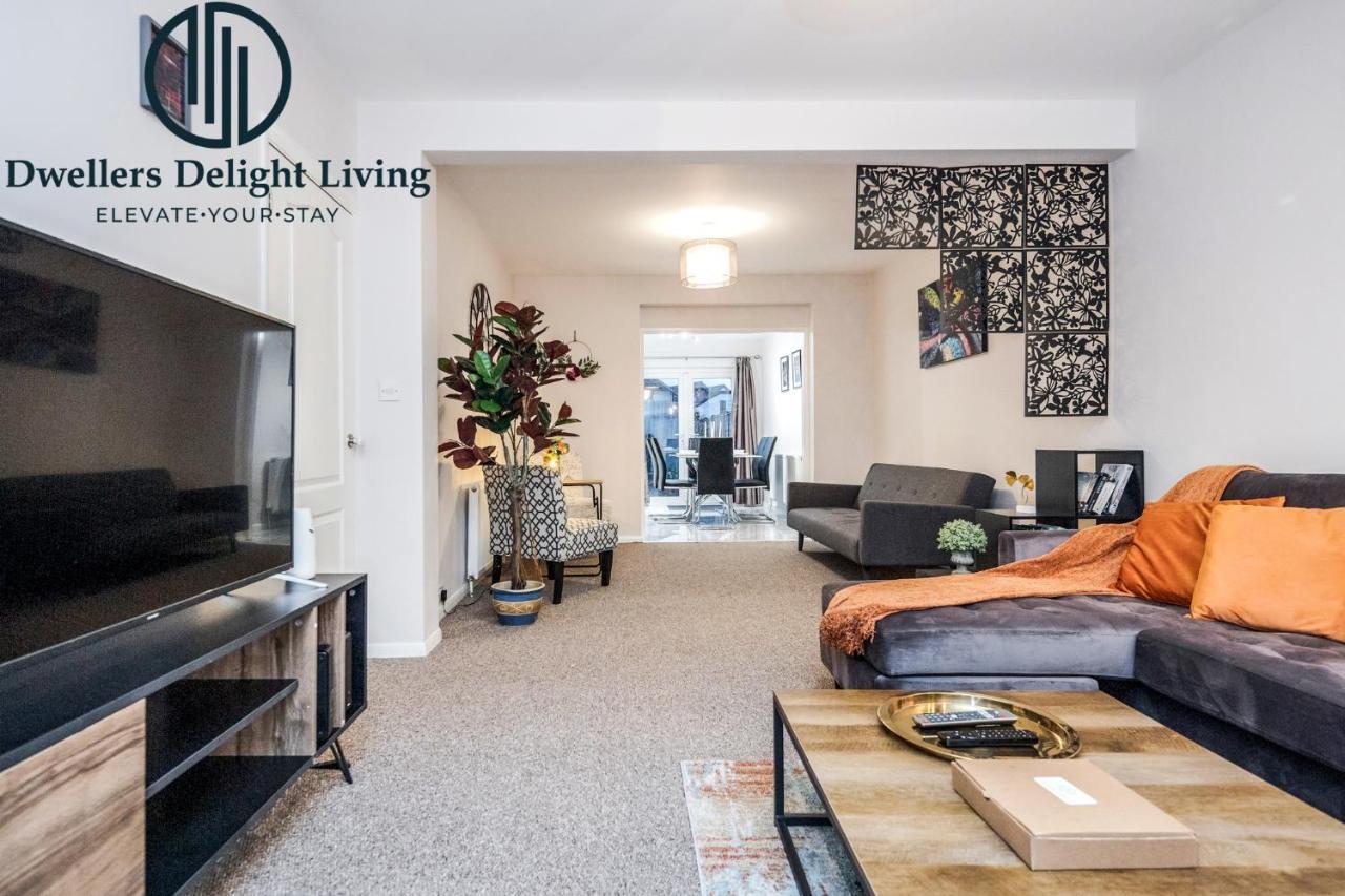 Dwellers Delight Living Ltd Serviced Accommodation Fabulous House 3 Bedroom, Hainault Prime Location ,Greater London With Parking & Wifi, 2 Bathroom, Garden Chigwell Eksteriør bilde