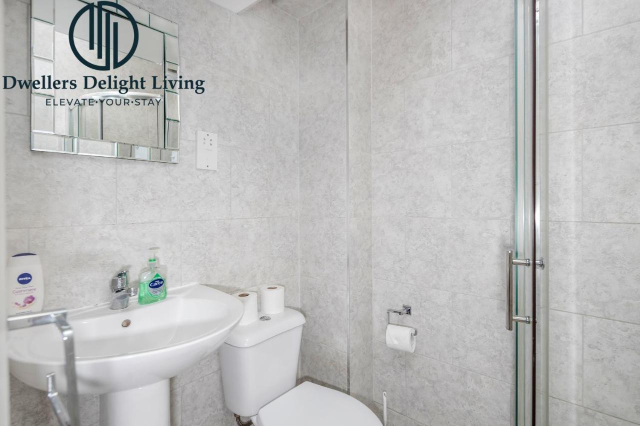 Dwellers Delight Living Ltd Serviced Accommodation Fabulous House 3 Bedroom, Hainault Prime Location ,Greater London With Parking & Wifi, 2 Bathroom, Garden Chigwell Eksteriør bilde