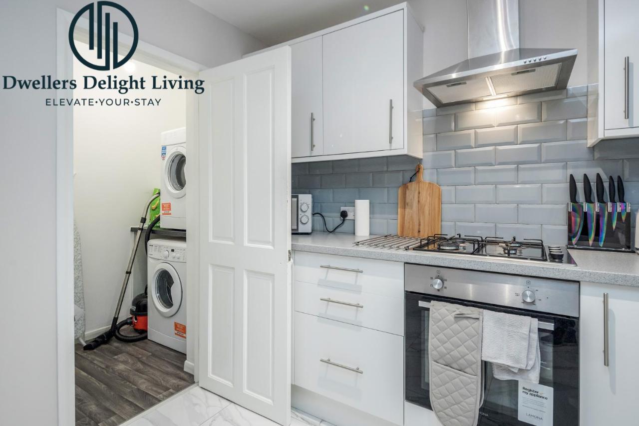 Dwellers Delight Living Ltd Serviced Accommodation Fabulous House 3 Bedroom, Hainault Prime Location ,Greater London With Parking & Wifi, 2 Bathroom, Garden Chigwell Eksteriør bilde