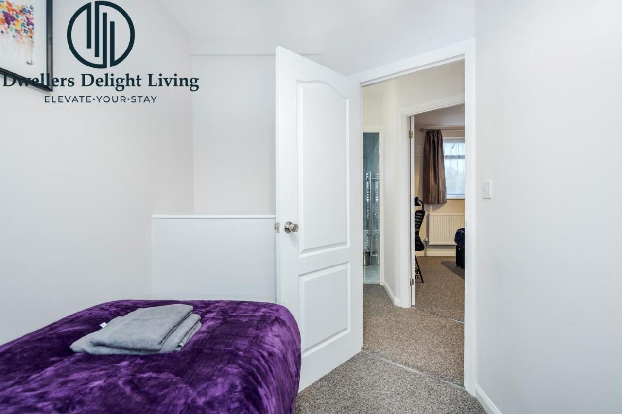 Dwellers Delight Living Ltd Serviced Accommodation Fabulous House 3 Bedroom, Hainault Prime Location ,Greater London With Parking & Wifi, 2 Bathroom, Garden Chigwell Eksteriør bilde