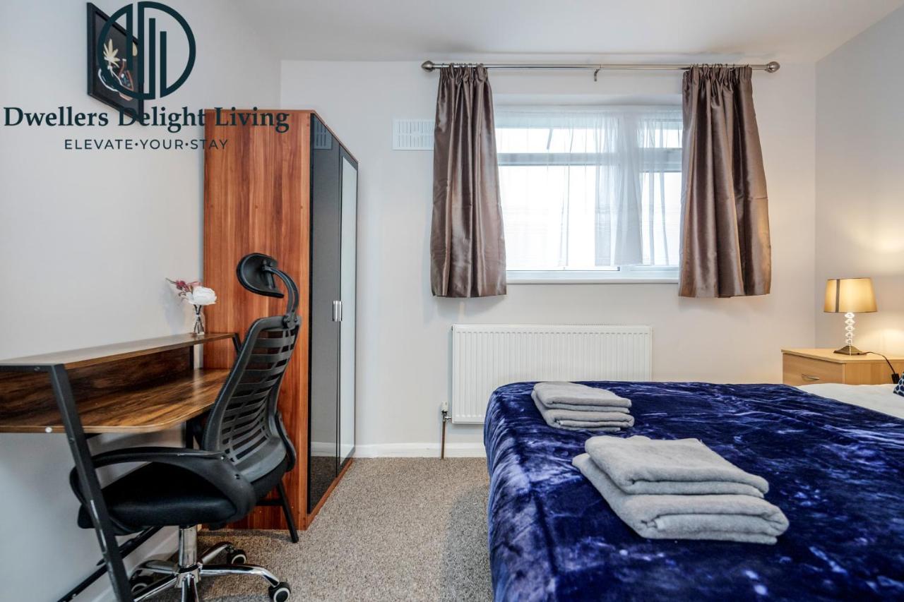 Dwellers Delight Living Ltd Serviced Accommodation Fabulous House 3 Bedroom, Hainault Prime Location ,Greater London With Parking & Wifi, 2 Bathroom, Garden Chigwell Eksteriør bilde
