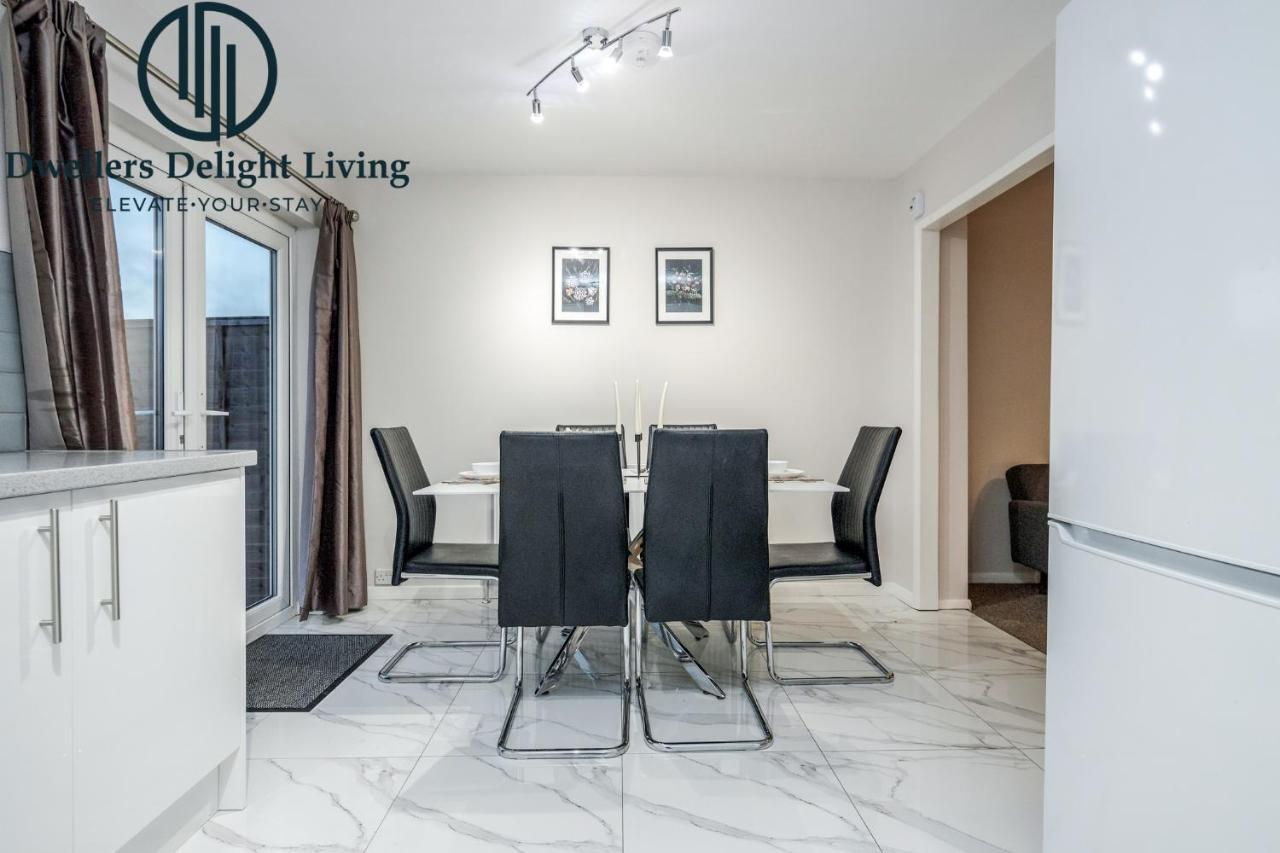 Dwellers Delight Living Ltd Serviced Accommodation Fabulous House 3 Bedroom, Hainault Prime Location ,Greater London With Parking & Wifi, 2 Bathroom, Garden Chigwell Eksteriør bilde