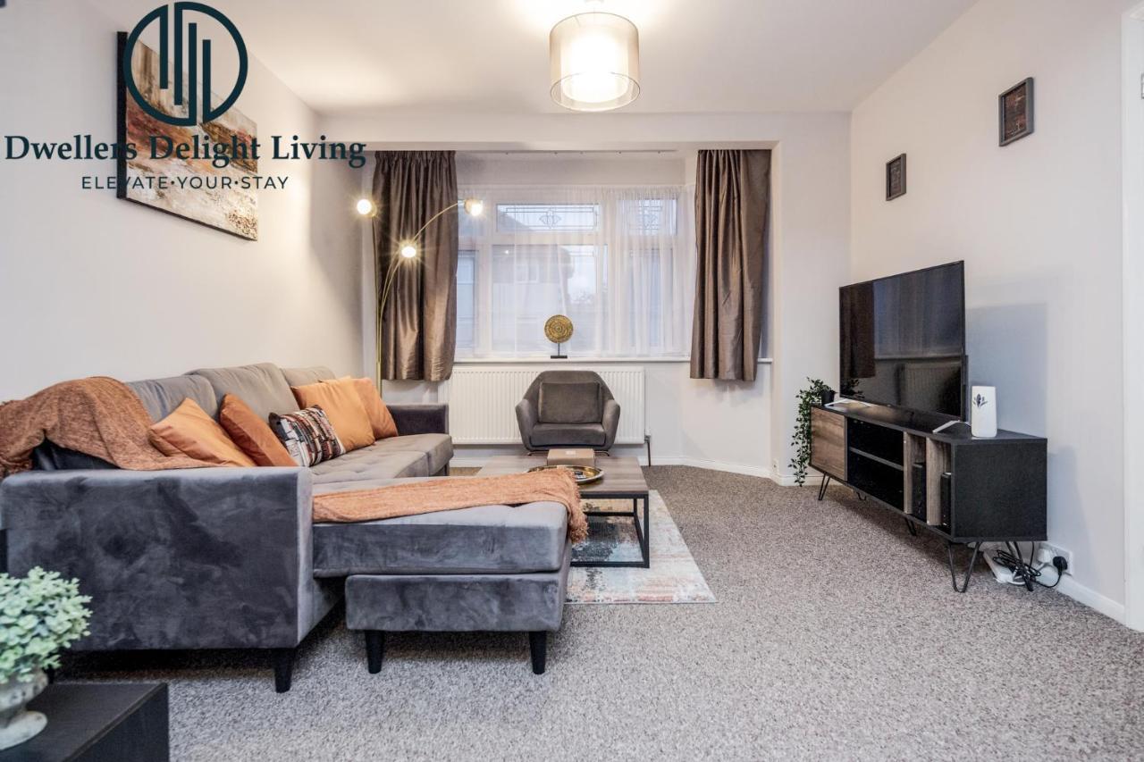 Dwellers Delight Living Ltd Serviced Accommodation Fabulous House 3 Bedroom, Hainault Prime Location ,Greater London With Parking & Wifi, 2 Bathroom, Garden Chigwell Eksteriør bilde