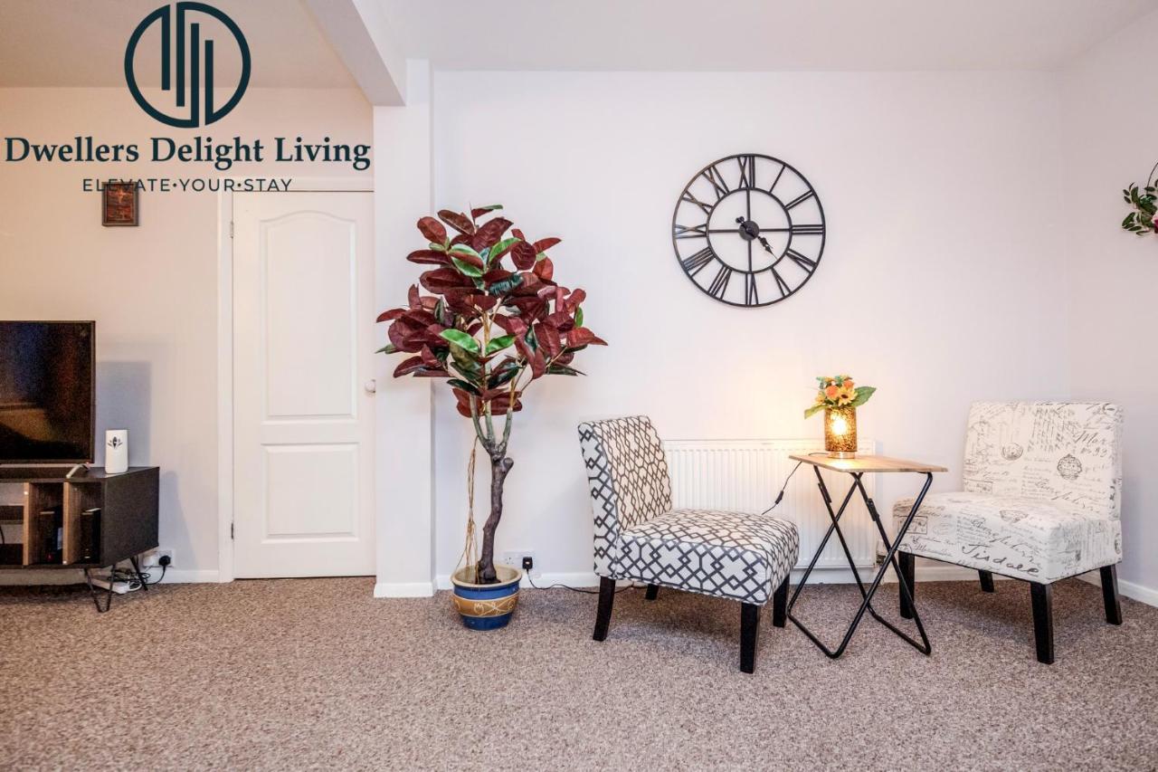 Dwellers Delight Living Ltd Serviced Accommodation Fabulous House 3 Bedroom, Hainault Prime Location ,Greater London With Parking & Wifi, 2 Bathroom, Garden Chigwell Eksteriør bilde
