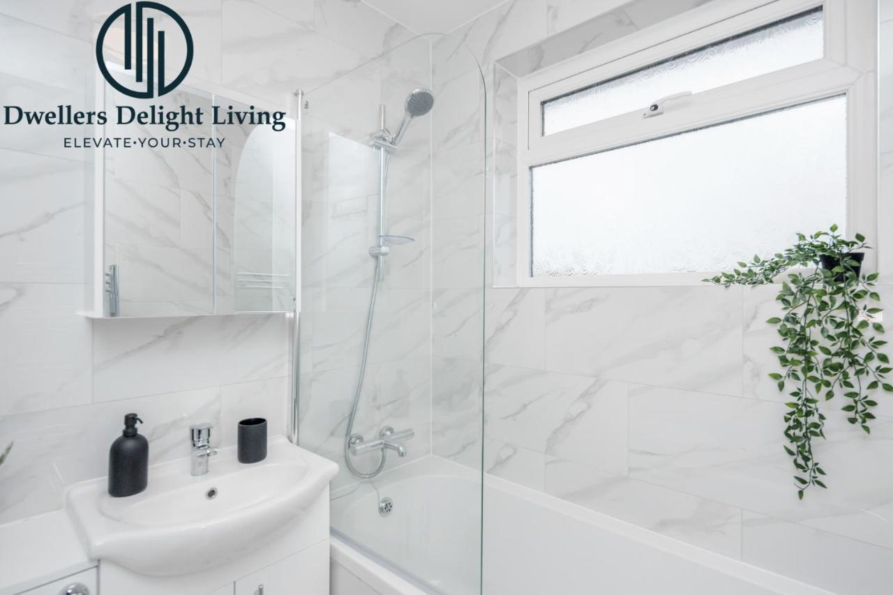 Dwellers Delight Living Ltd Serviced Accommodation Fabulous House 3 Bedroom, Hainault Prime Location ,Greater London With Parking & Wifi, 2 Bathroom, Garden Chigwell Eksteriør bilde