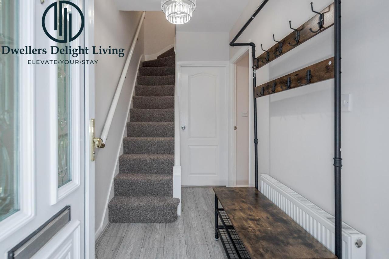 Dwellers Delight Living Ltd Serviced Accommodation Fabulous House 3 Bedroom, Hainault Prime Location ,Greater London With Parking & Wifi, 2 Bathroom, Garden Chigwell Eksteriør bilde