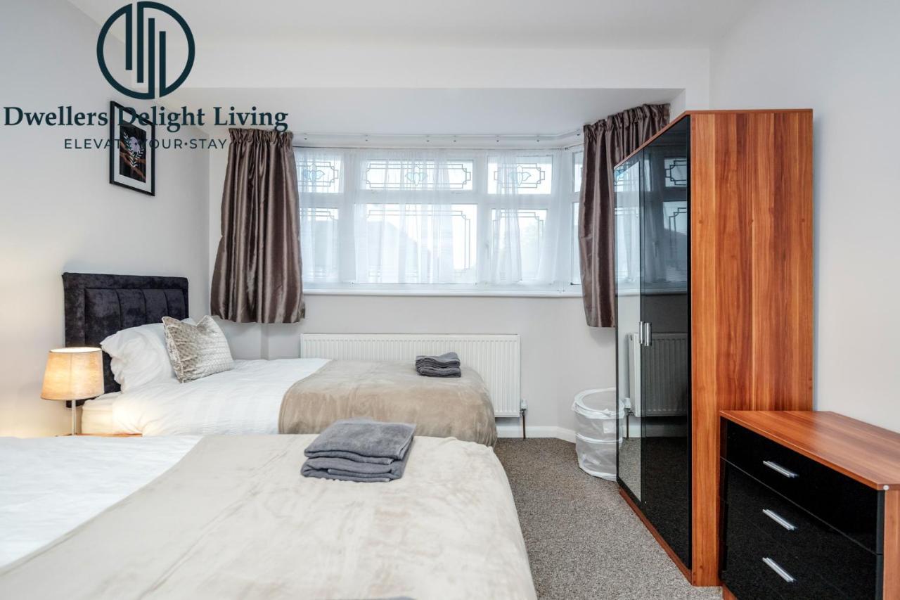 Dwellers Delight Living Ltd Serviced Accommodation Fabulous House 3 Bedroom, Hainault Prime Location ,Greater London With Parking & Wifi, 2 Bathroom, Garden Chigwell Eksteriør bilde