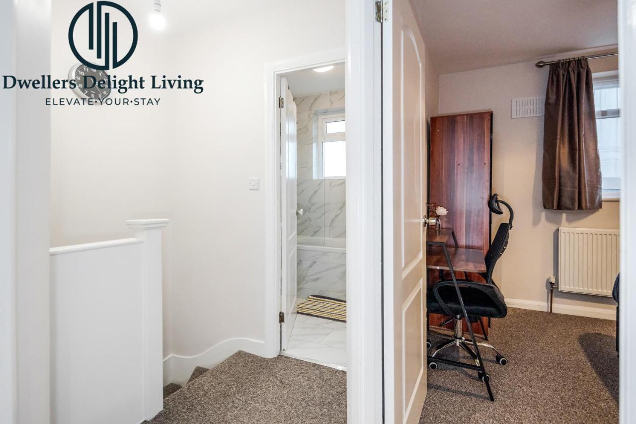 Dwellers Delight Living Ltd Serviced Accommodation Fabulous House 3 Bedroom, Hainault Prime Location ,Greater London With Parking & Wifi, 2 Bathroom, Garden Chigwell Eksteriør bilde