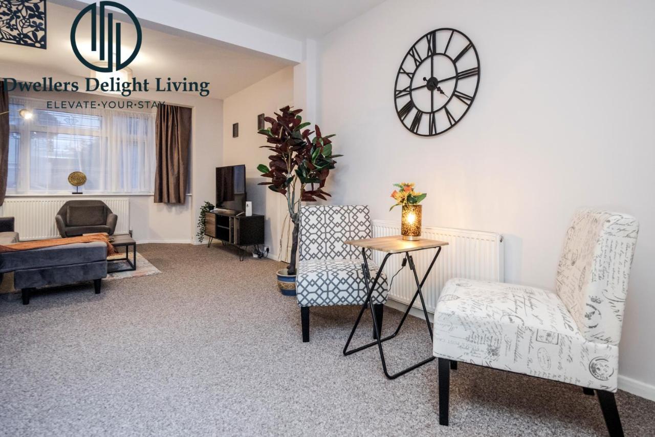 Dwellers Delight Living Ltd Serviced Accommodation Fabulous House 3 Bedroom, Hainault Prime Location ,Greater London With Parking & Wifi, 2 Bathroom, Garden Chigwell Eksteriør bilde
