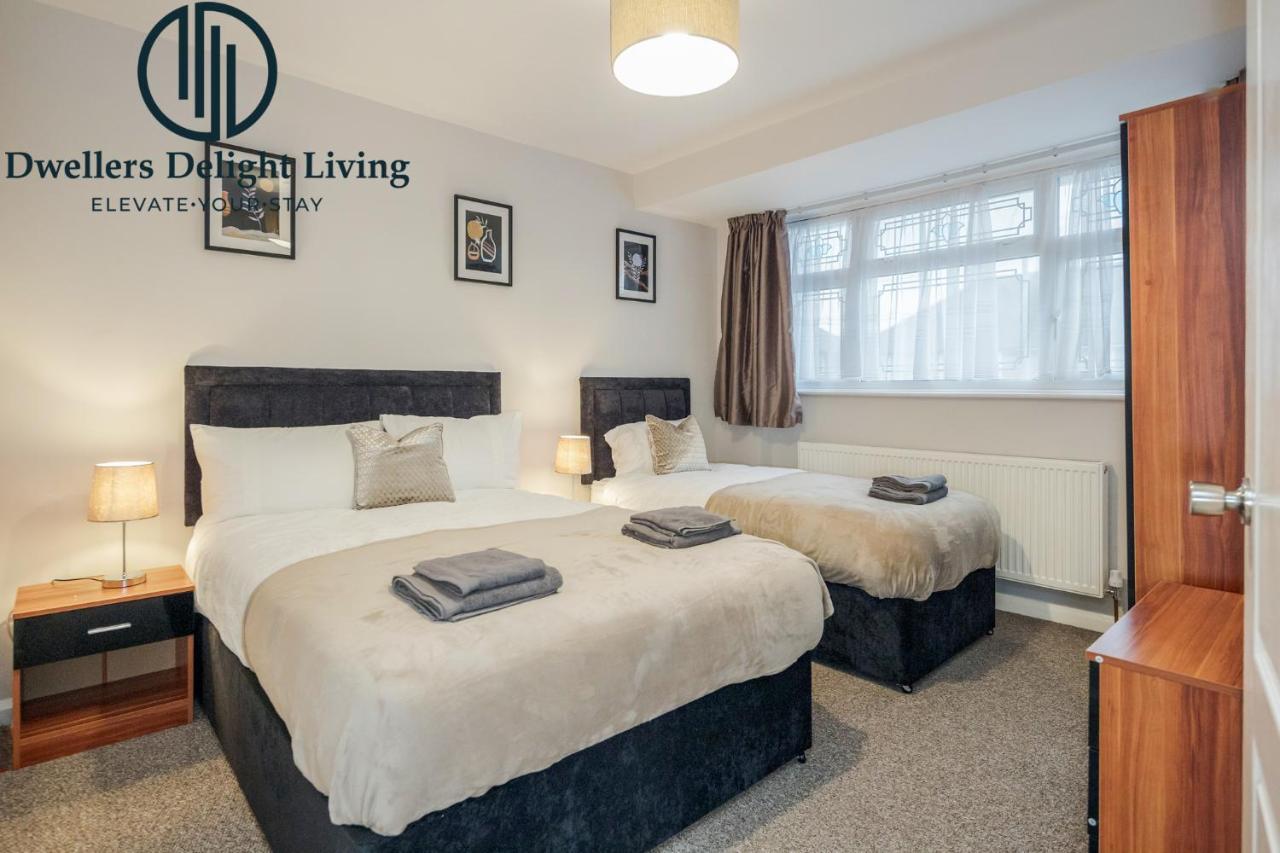 Dwellers Delight Living Ltd Serviced Accommodation Fabulous House 3 Bedroom, Hainault Prime Location ,Greater London With Parking & Wifi, 2 Bathroom, Garden Chigwell Eksteriør bilde