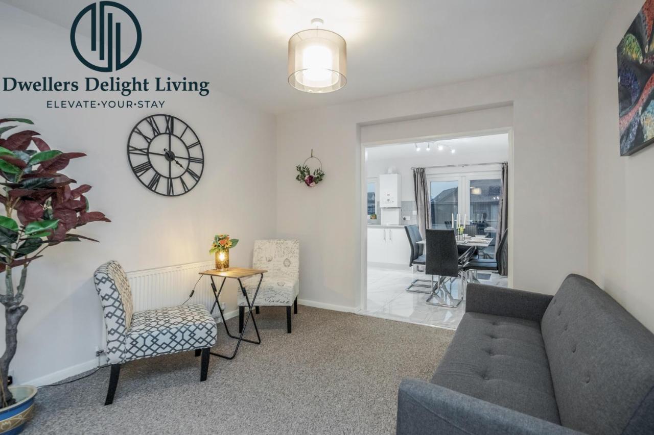 Dwellers Delight Living Ltd Serviced Accommodation Fabulous House 3 Bedroom, Hainault Prime Location ,Greater London With Parking & Wifi, 2 Bathroom, Garden Chigwell Eksteriør bilde