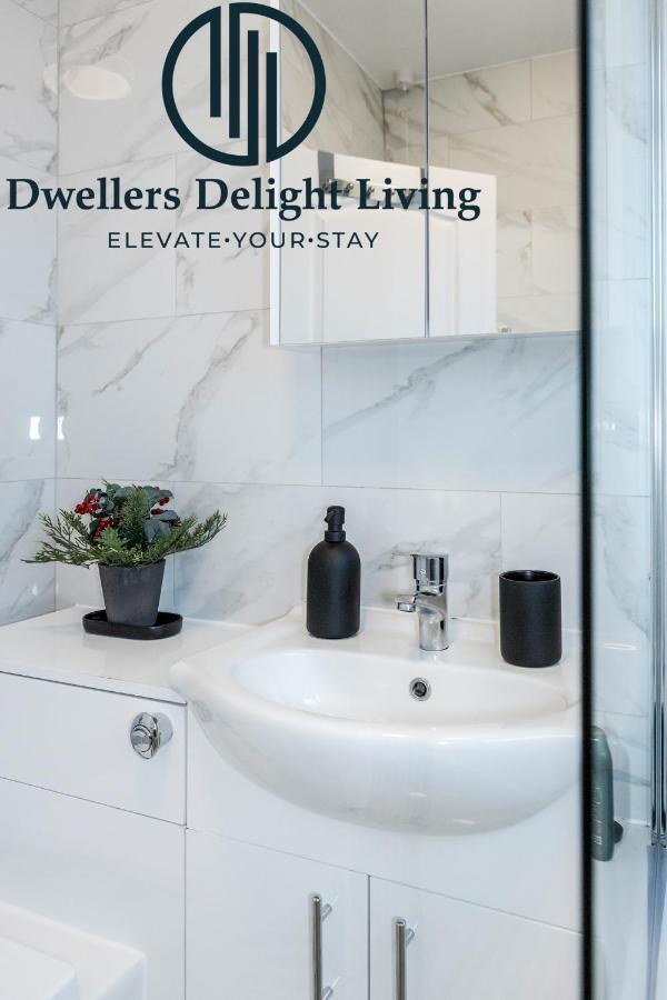Dwellers Delight Living Ltd Serviced Accommodation Fabulous House 3 Bedroom, Hainault Prime Location ,Greater London With Parking & Wifi, 2 Bathroom, Garden Chigwell Eksteriør bilde