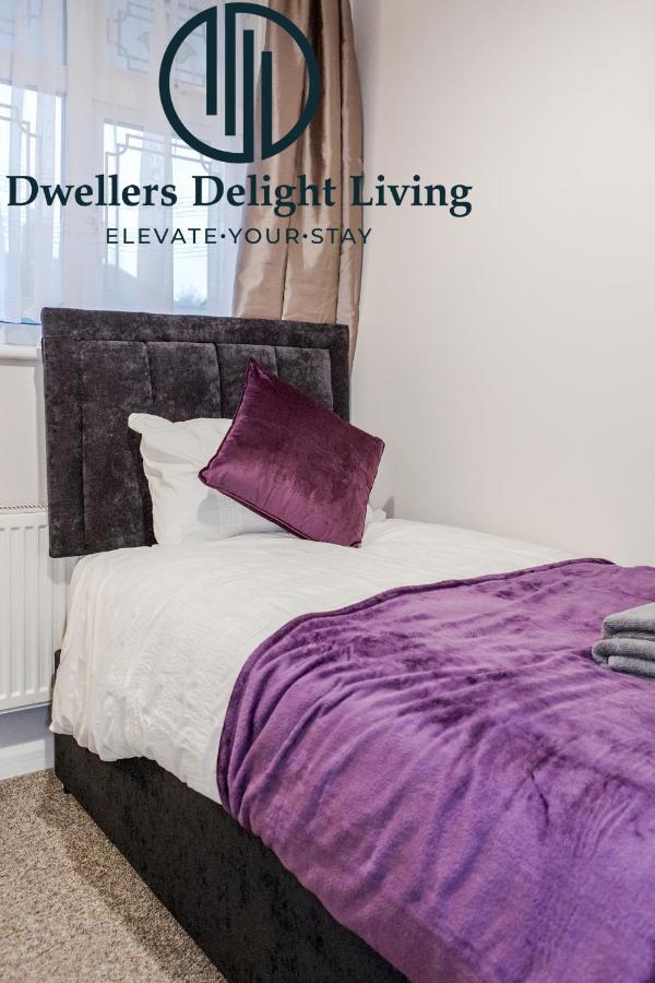 Dwellers Delight Living Ltd Serviced Accommodation Fabulous House 3 Bedroom, Hainault Prime Location ,Greater London With Parking & Wifi, 2 Bathroom, Garden Chigwell Eksteriør bilde