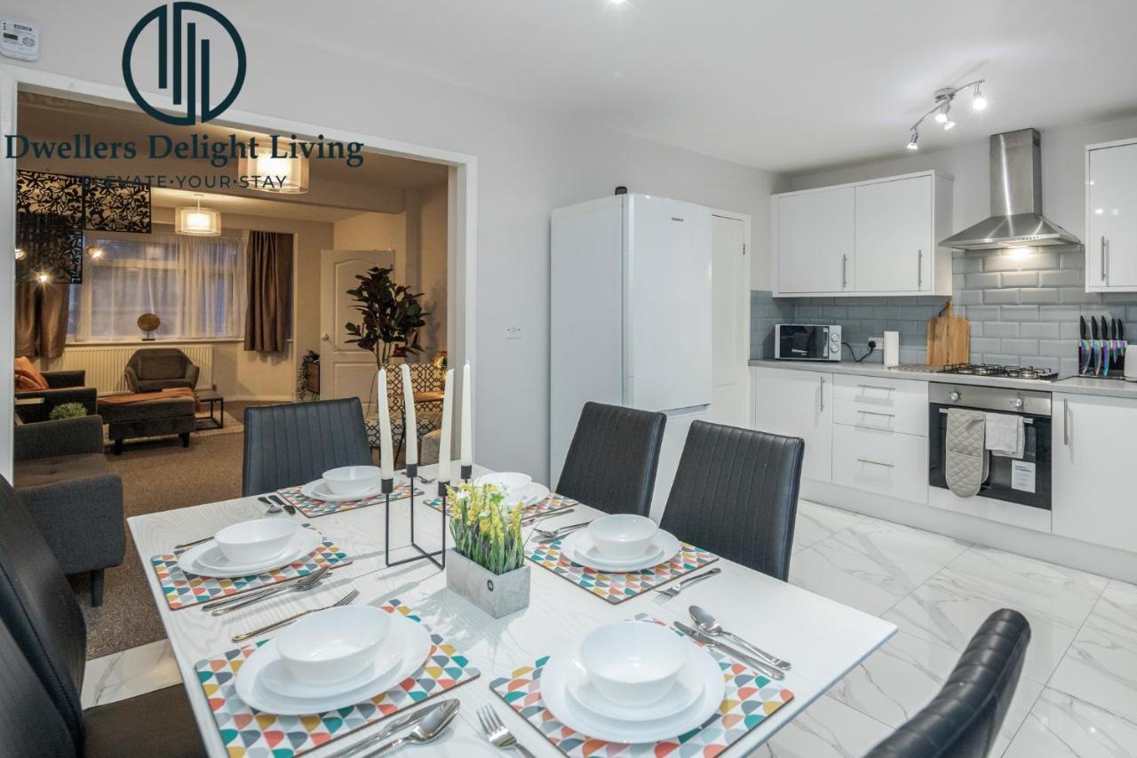 Dwellers Delight Living Ltd Serviced Accommodation Fabulous House 3 Bedroom, Hainault Prime Location ,Greater London With Parking & Wifi, 2 Bathroom, Garden Chigwell Eksteriør bilde