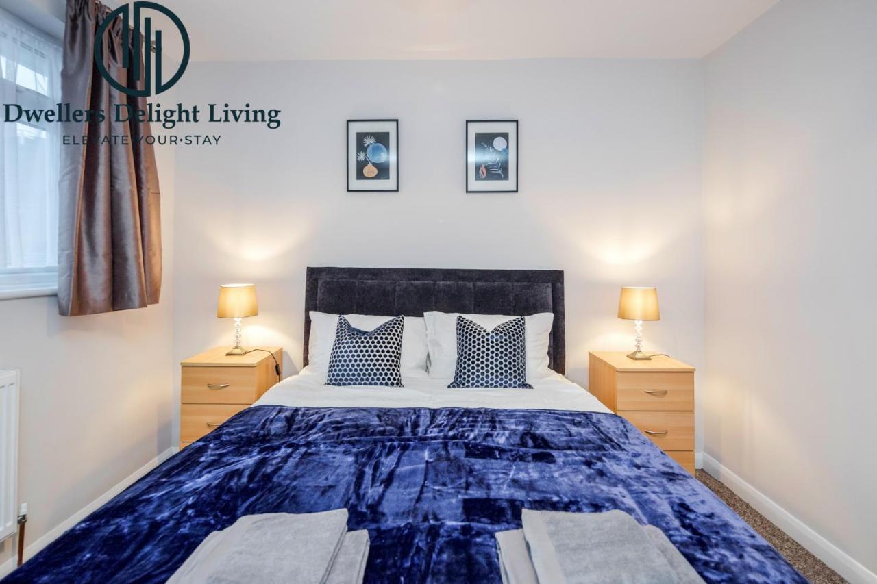 Dwellers Delight Living Ltd Serviced Accommodation Fabulous House 3 Bedroom, Hainault Prime Location ,Greater London With Parking & Wifi, 2 Bathroom, Garden Chigwell Eksteriør bilde