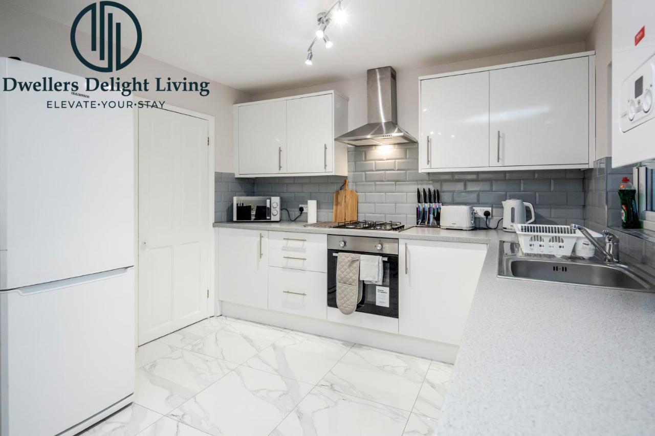 Dwellers Delight Living Ltd Serviced Accommodation Fabulous House 3 Bedroom, Hainault Prime Location ,Greater London With Parking & Wifi, 2 Bathroom, Garden Chigwell Eksteriør bilde