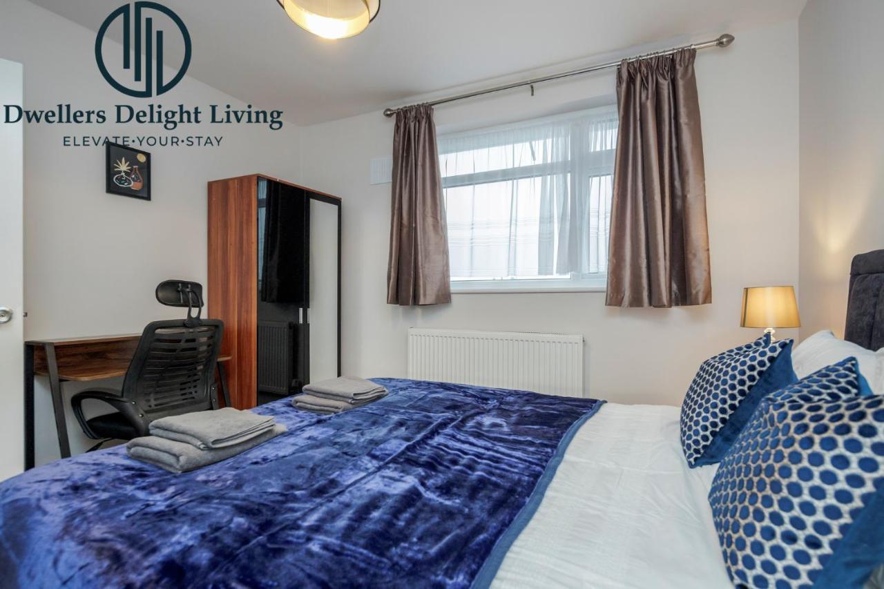Dwellers Delight Living Ltd Serviced Accommodation Fabulous House 3 Bedroom, Hainault Prime Location ,Greater London With Parking & Wifi, 2 Bathroom, Garden Chigwell Eksteriør bilde