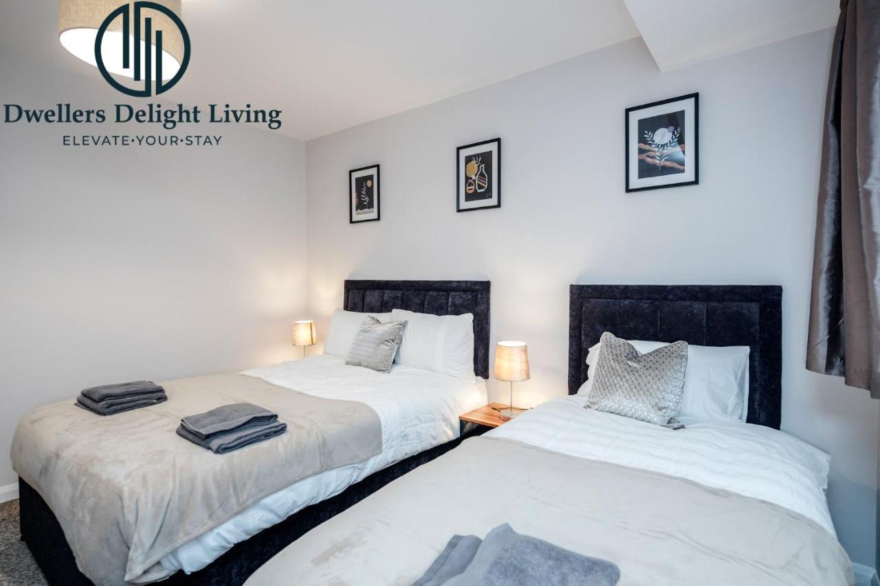 Dwellers Delight Living Ltd Serviced Accommodation Fabulous House 3 Bedroom, Hainault Prime Location ,Greater London With Parking & Wifi, 2 Bathroom, Garden Chigwell Eksteriør bilde