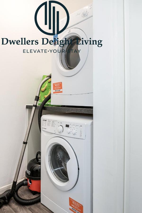 Dwellers Delight Living Ltd Serviced Accommodation Fabulous House 3 Bedroom, Hainault Prime Location ,Greater London With Parking & Wifi, 2 Bathroom, Garden Chigwell Eksteriør bilde