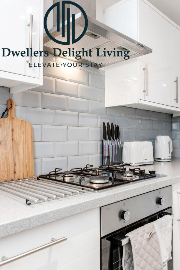 Dwellers Delight Living Ltd Serviced Accommodation Fabulous House 3 Bedroom, Hainault Prime Location ,Greater London With Parking & Wifi, 2 Bathroom, Garden Chigwell Eksteriør bilde