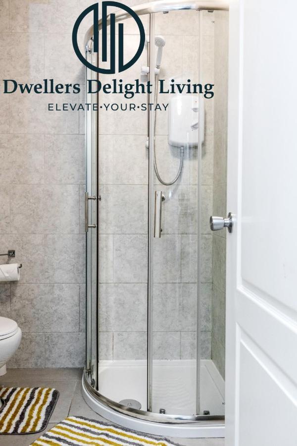 Dwellers Delight Living Ltd Serviced Accommodation Fabulous House 3 Bedroom, Hainault Prime Location ,Greater London With Parking & Wifi, 2 Bathroom, Garden Chigwell Eksteriør bilde
